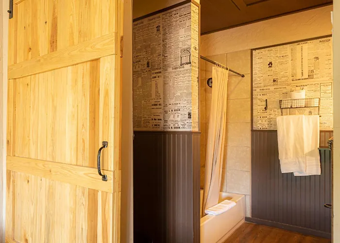 Miners Cabin #2 - King Bed - Accessible Room - Private Balcony
