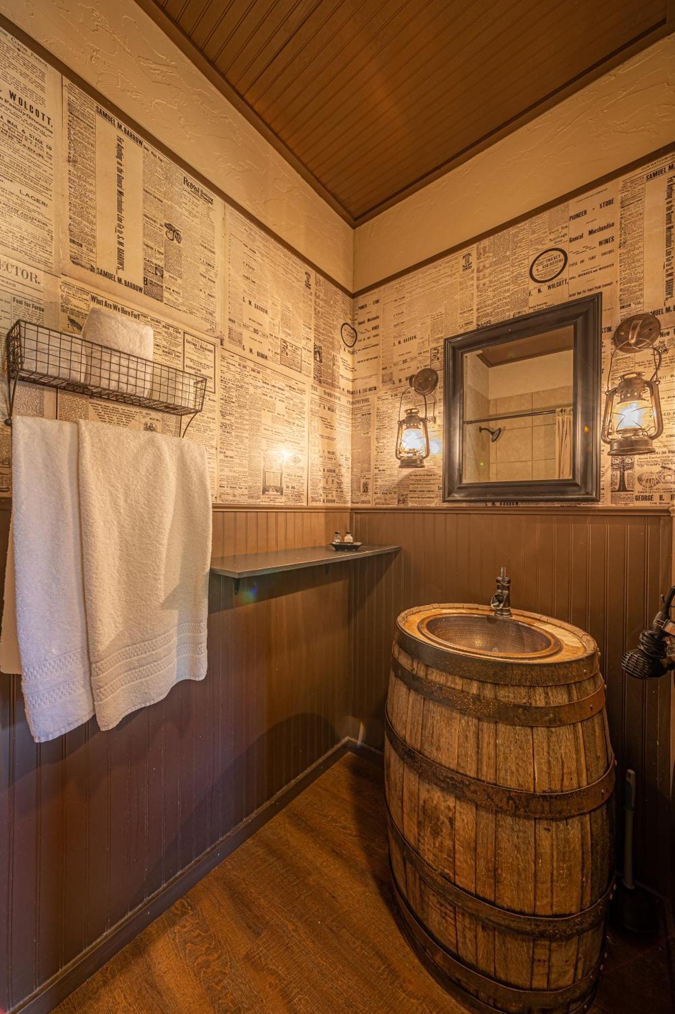 Chalet Miners #2 - King Bed - Accessible - Private Balcony Tombstone